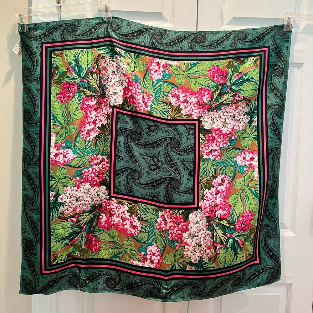 OSCAR DE LA RENTA Beautiful Large Scarf.